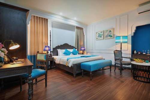 www.manoirdesartshotel.com