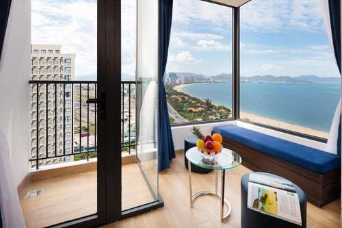 www.crownhotelnhatrang.com