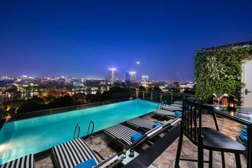 www.theorientaljadehotel.com