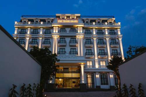 www.phuthanggrandhotel.com