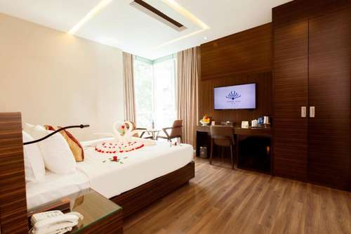 www.queenannhotelvn.com