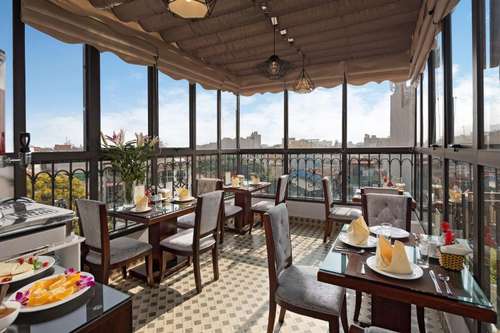 www.goldenmoonsuitehotel.com
