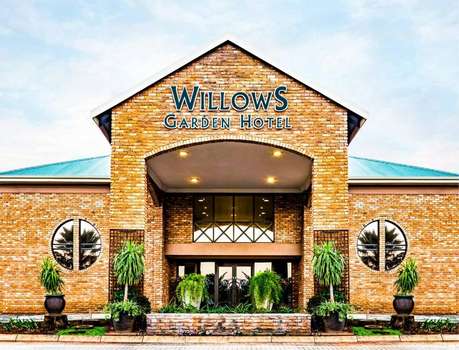 www.willowsgardenhotel.com