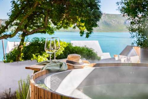 www.thefarmhousehotel.com