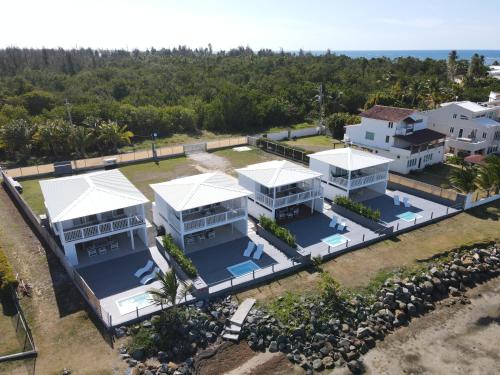 www.cascadeslodge.com