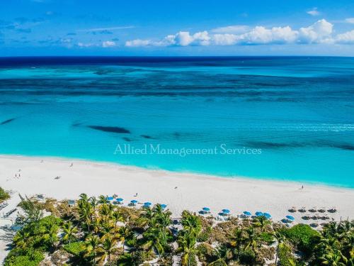 www.villarenaissancegracebay.com