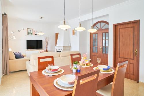 www.yourfamilyhomeintavira.com