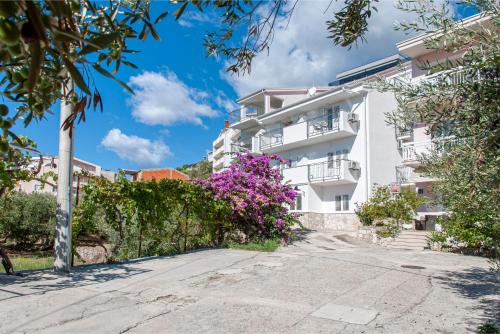 www.omis-apartmani-skarica.com