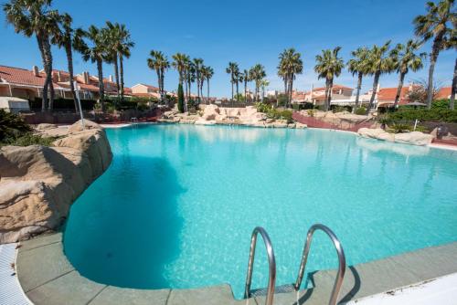 www.apartamentosholidaybeach.com