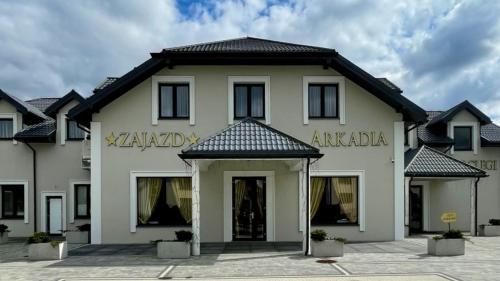 www.zajazdarkadia.pl