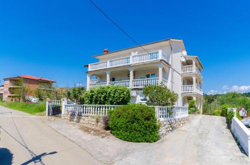 www.villa-ester.com