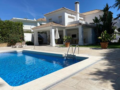 www.luxuryvillasmarbella.com