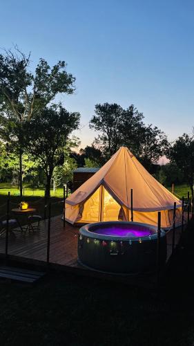 www.retezat-glamping.ro