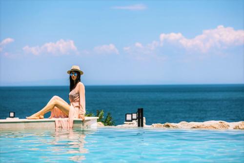 www.akrotirisuites.com