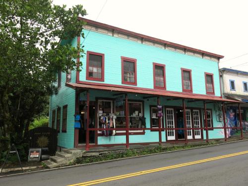 www.pahoavillagehostel.com