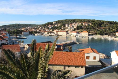 www.apartments-maric-hvar.com