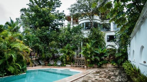 www.kukrejagrouphotels.com