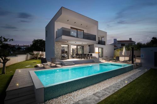 www.alondravillas.com
