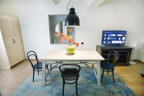 www.lushgardenhotels.com