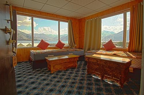 www.crystallakeresort.in