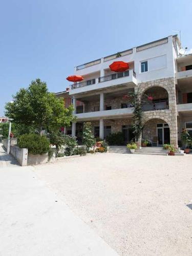 www.apartments-dana.com