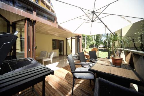 www.treasurerealty.com