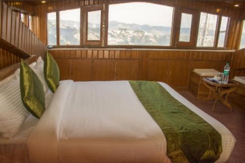 www.hotelshimlapalace.com