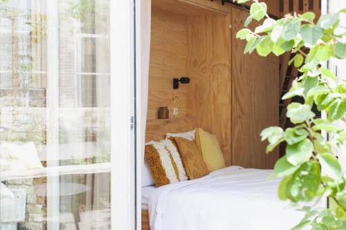 www.lowricotagebnb.biz