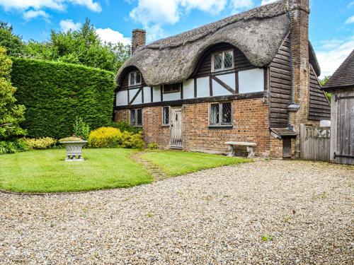 www.theoldthatchedcottage.com