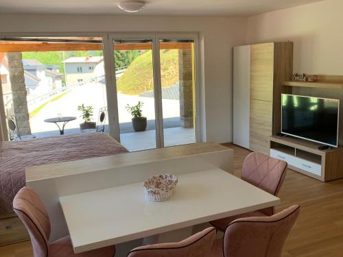 www.apartmaji-prnas.si
