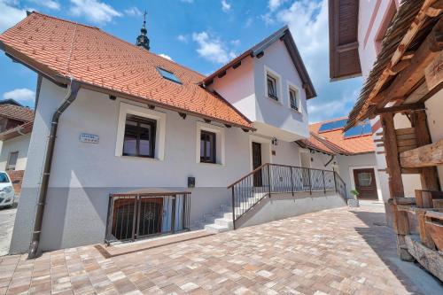www.auzlak-apartments.com