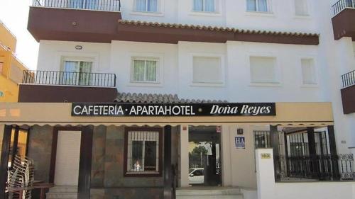 www.apartahoteldonareyes.es
