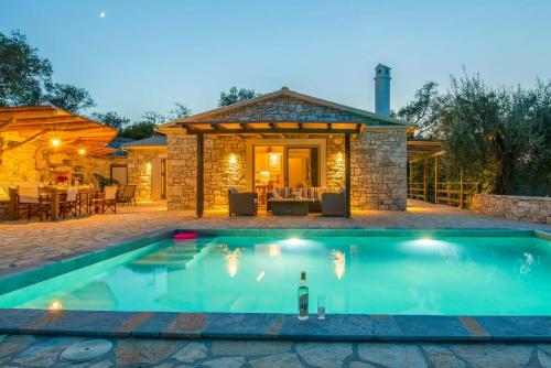 www.paxosretreats.com