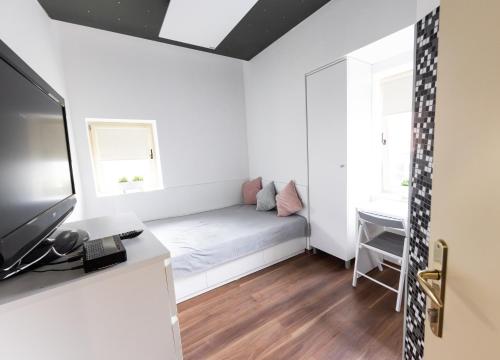 www.roundstonehousehotel.com