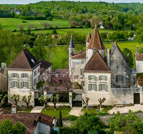 www.chateaudessenechaux.com