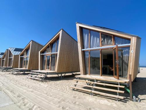 www.breezandbeachhouses.nl