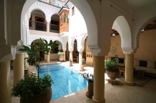 www.robinhoodvillageresort.com