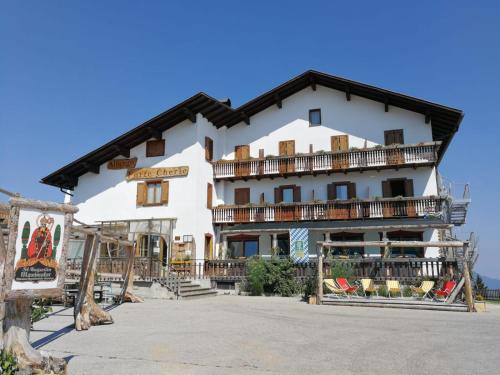 www.albergofortecherle.it