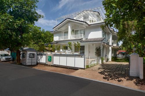 www.hotellacalzada.com