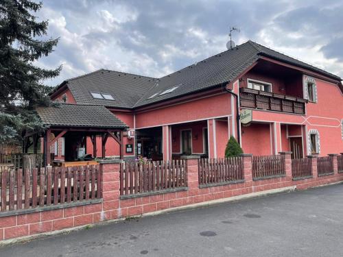 www.hotelukrbu.cz