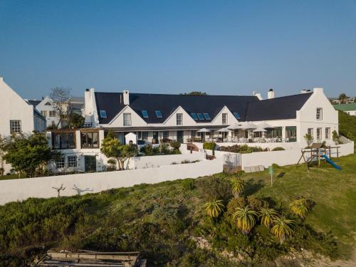 www.thefarmhousehotel.com
