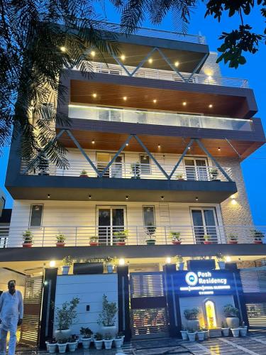www.theposhotels.com