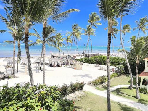 www.sandcastlehotelonthebeach.com