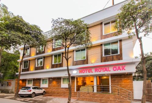 www.hotelroyaloak.in