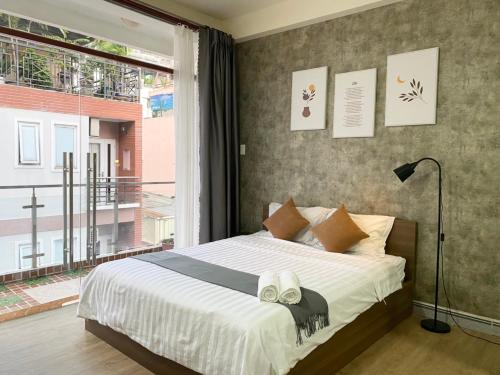 www.hotelacorn.com