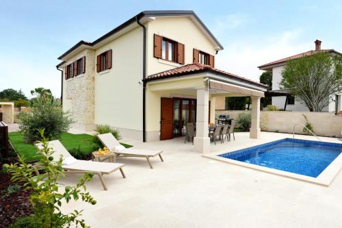 www.villa-pineta.com