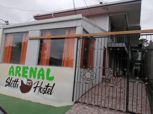 www.arenalslothhostel.com