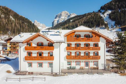 www.albergocanazei.it