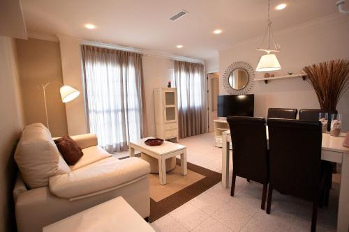 www.apartamentoslospatios.com