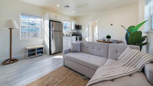 www.hallandaleoasis.com